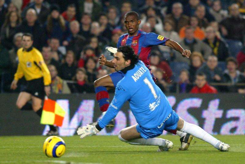 אוואט מול סמואל אטו במדי ברצלונה. קריירה אדירה // צילום: אי.פי